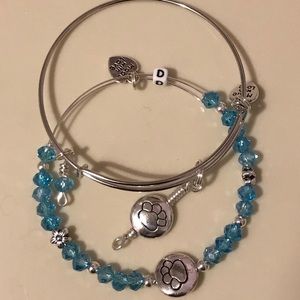 Expandable bangle set. $25